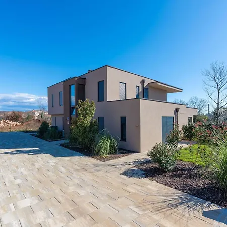 Querchus 9 With Private Pool By Interhome * Karigador
